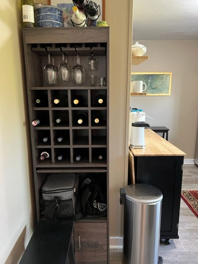 Building Photo - 208 N Lewis St