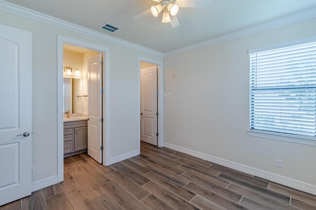 Building Photo - 740 S E Boboli Way