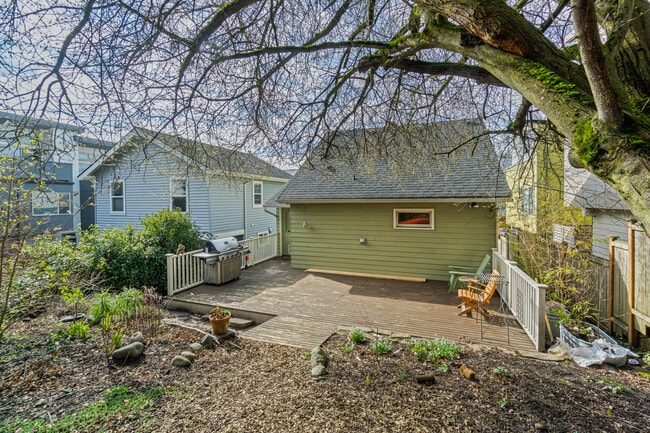 Building Photo - 950 Hiawatha Pl S