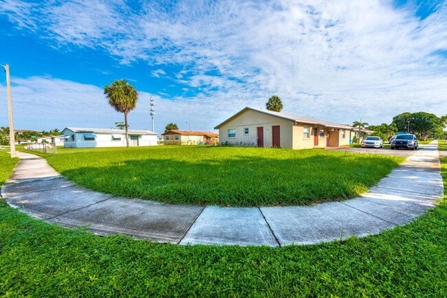 Building Photo - 801 NE 3rd St