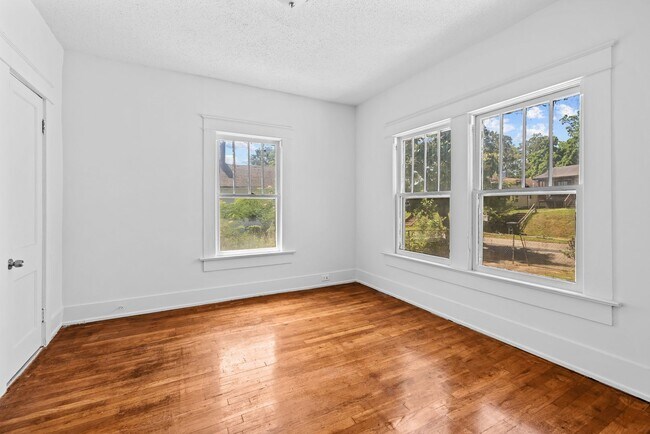 Building Photo - Spacious 4 Bedroom 2 Bath Home