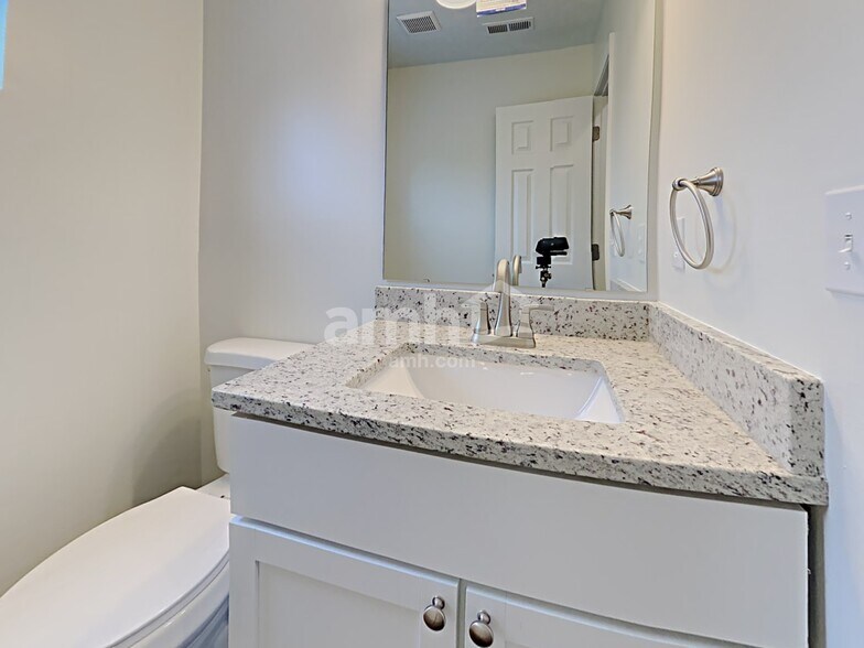 Building Photo - 1405 Willshire Dr
