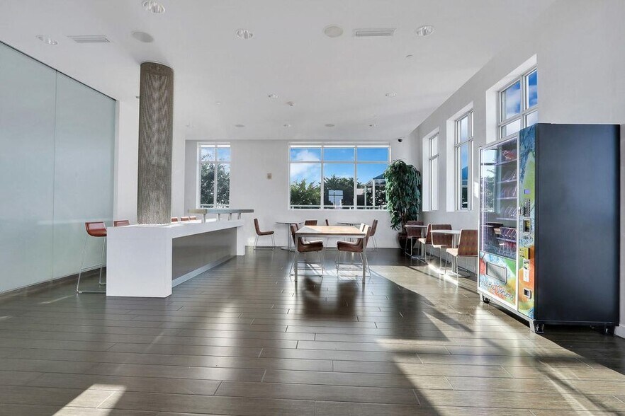 Building Photo - 300 S Australian Ave