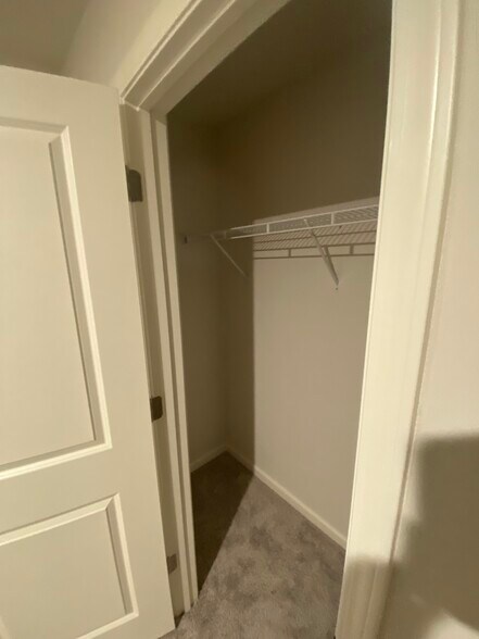 Building Photo - 427 Silo Ct