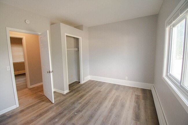 Building Photo - 836 S Newton Ave