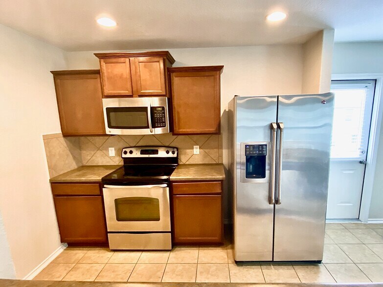 Building Photo - 11515 Oaks Hike