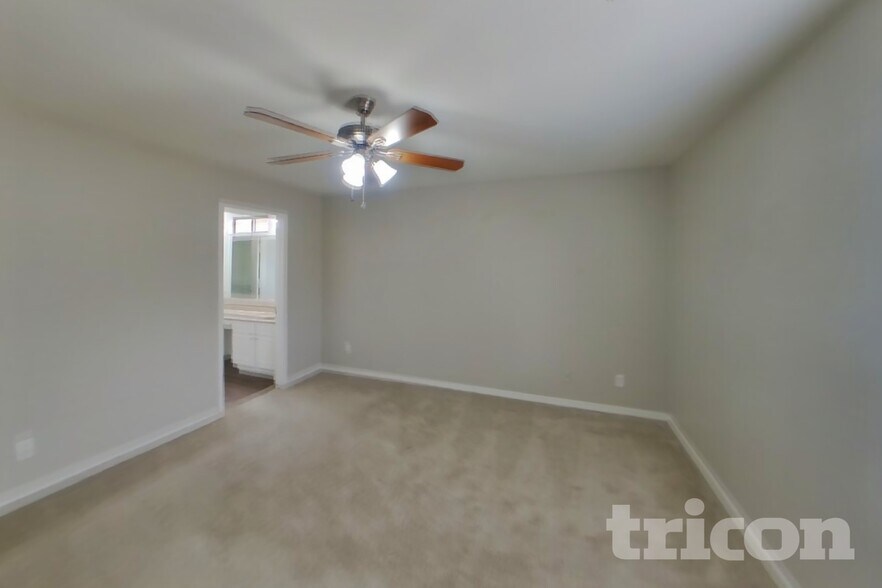 Building Photo - 12922 W Fleetwood Ln