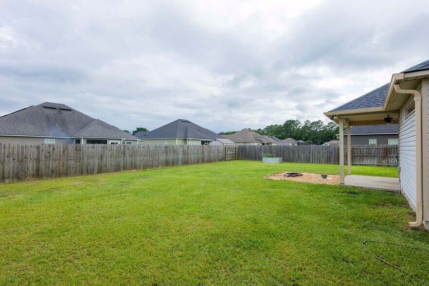 Building Photo - 4066 McKenzie Ln