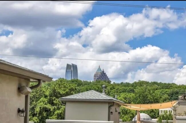 Building Photo - 1390 Dutch Valley Pl NE