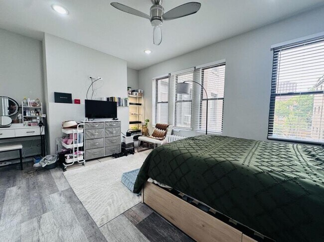 Building Photo - 0 bedroom in Chicago IL 60657