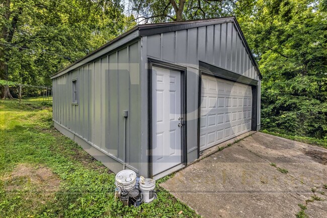 Building Photo - 9901 E Linwood Blvd