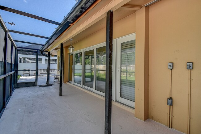 Building Photo - Luxurious 4 bedroom, 3 bath pool home.