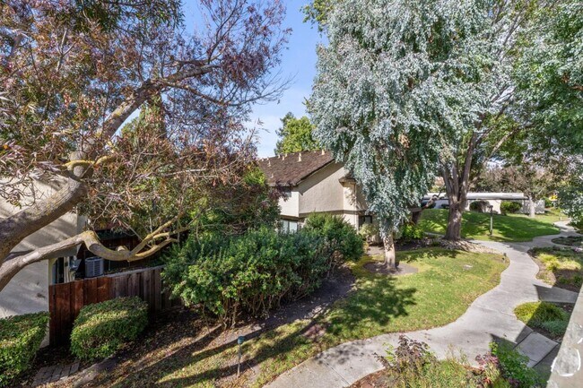 Building Photo - 646 S Ahwanee Terrace