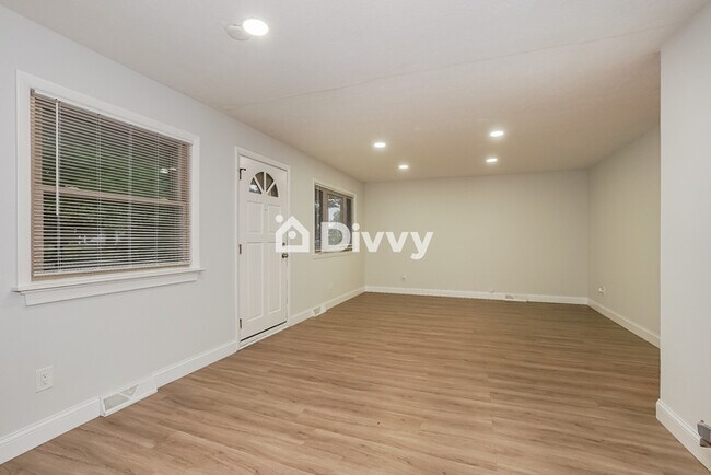 Building Photo - 17500 Fairville Ave, Cleveland, OH 44135