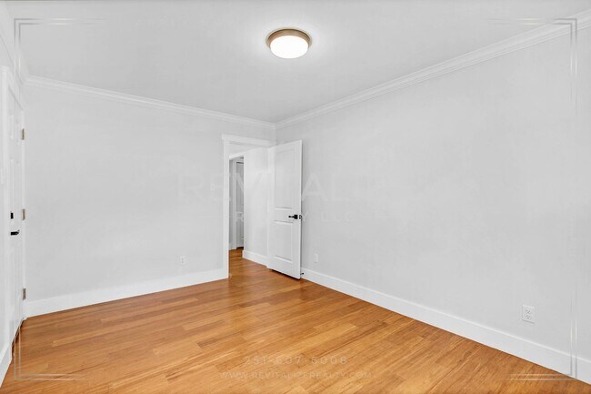 Building Photo - Newly Renovated 3 Bed / 2.5 Bath with Doub...