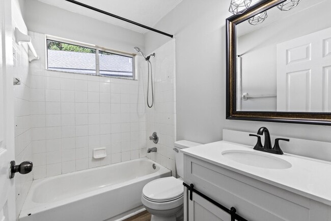 Building Photo - Experience a breezy lifestyle in the convenient Eagle Point subdivision!