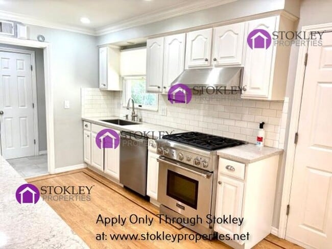 Building Photo - 231 Ivy Dr