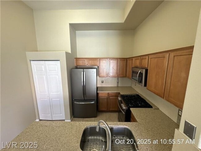 Building Photo - MISSION RIDGE SECOND-FLOOR CONDO!!