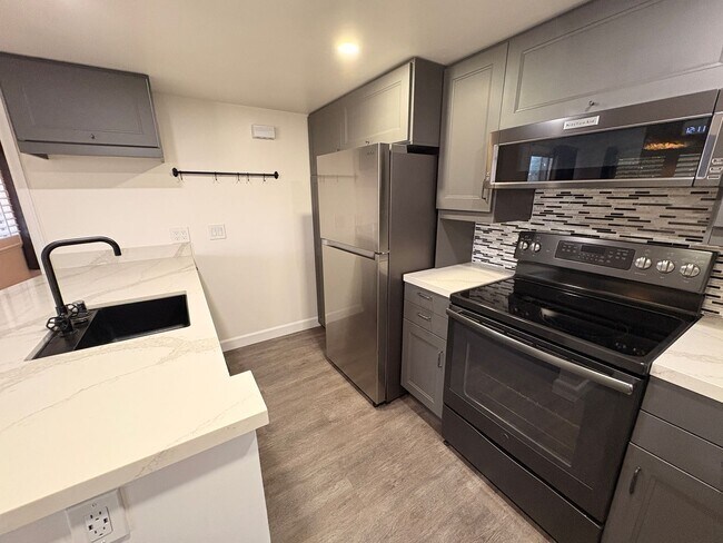 Building Photo - ***MOVE-IN SPECIAL*** AVAILABLE NOW! 2 Bedroom 2 bathroom upstairs unit located in Ontario