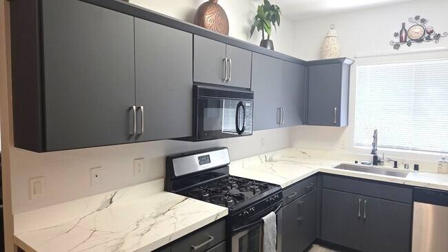 Building Photo - 3 Bedroom Furnished Condo in Spanish Palms