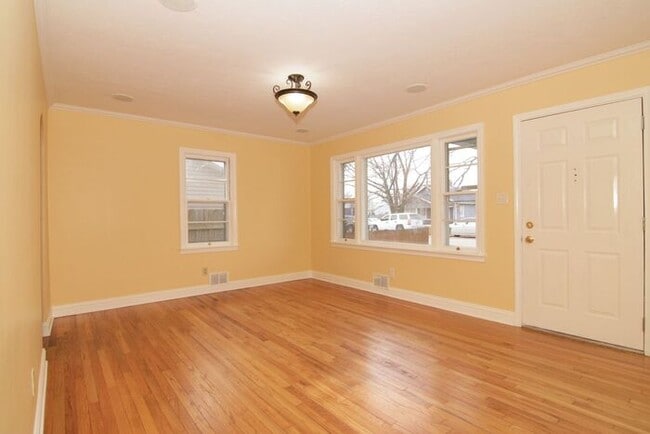 Building Photo - Sweet 3 Bedroom Home Close to Speedway