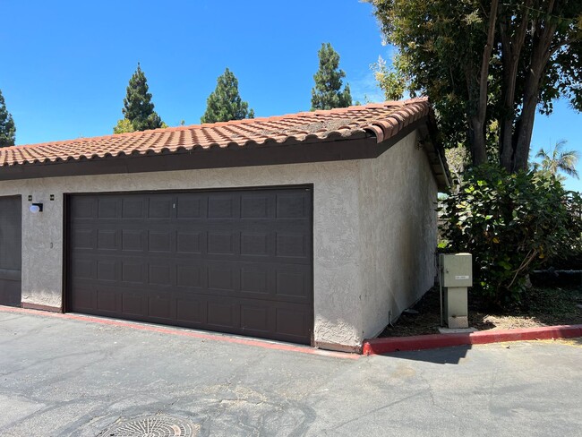 Building Photo - Cute Condo in Central Camarillo