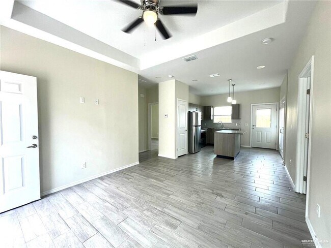 Building Photo - 5007 N Hiawatha Dr