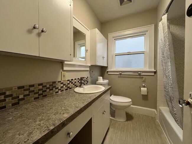 Building Photo - Charming 4-Bedroom Portland Home with Spac...