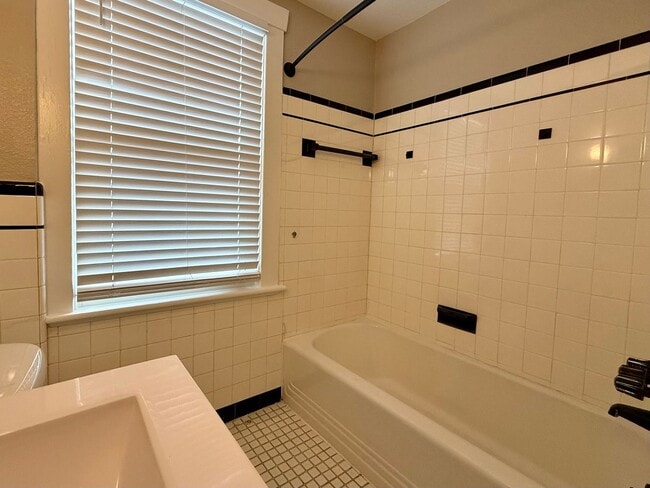 Building Photo - Charming 4-Bedroom Home with Modern Updates, Large Yard & Garage – Pet Friendly!