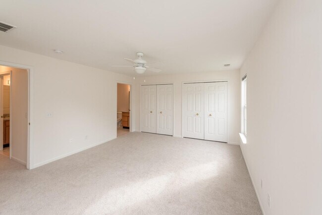 Building Photo - 2800 S Knightsbridge Cir