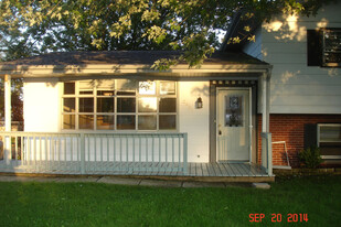 Building Photo - 2424 Highland Cir