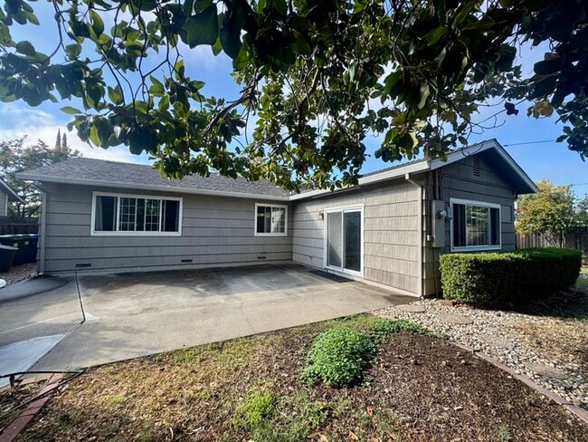 Building Photo - Stunning 3-bedroom, 2-bathroom home with a bonus room/office!