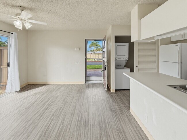 Building Photo - Updated Ground-Floor 1BR Condo in Palm Villas II