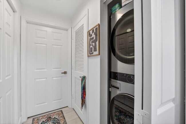 Building Photo - 533 NE 3rd Ave