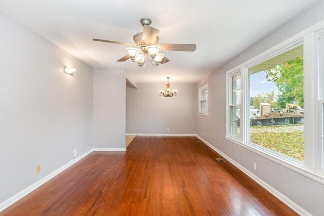 Building Photo - Classic Mid-Century Ranch Charlotte Park Available!
