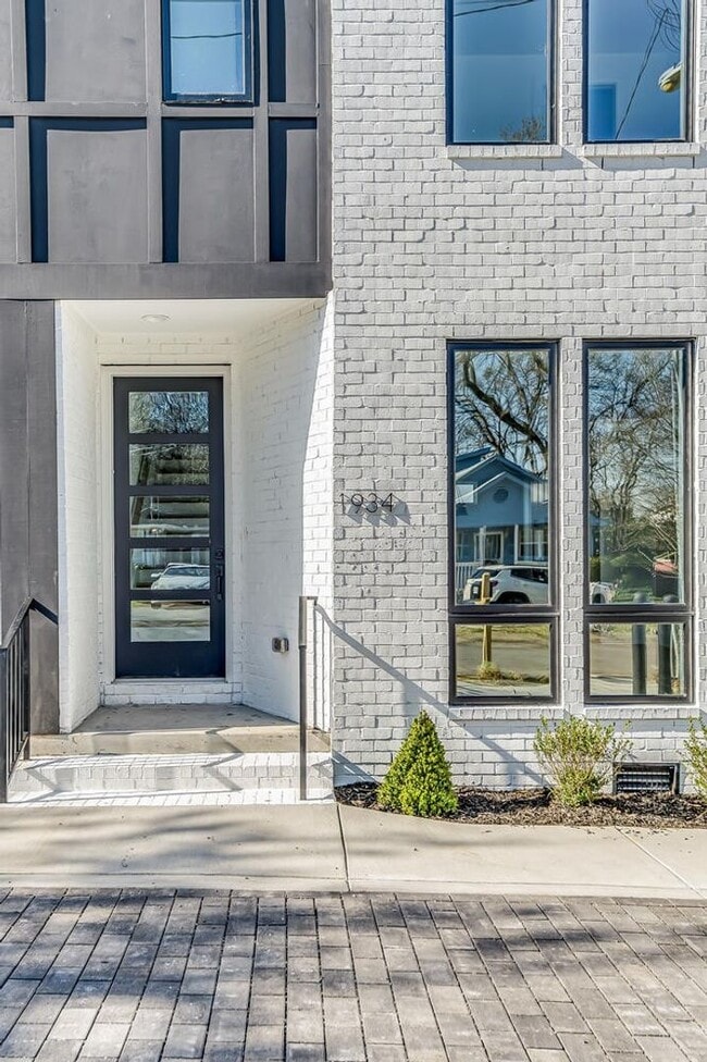 Building Photo - Stunning 4 Bedroom Home w/ Rooftop Deck Close to Downtown Nashville