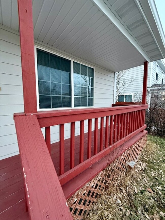 Building Photo - Welcoming 3-Bedroom Townhouse with Comfort...