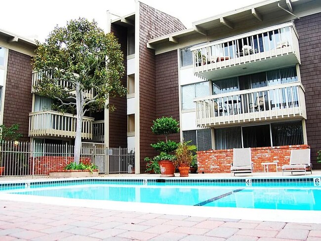 Building Photo - 6526 Ocean Crest Dr