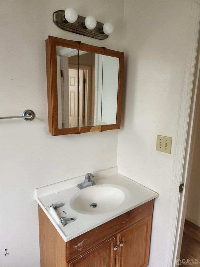 Building Photo - 68 Llewellyn Ave