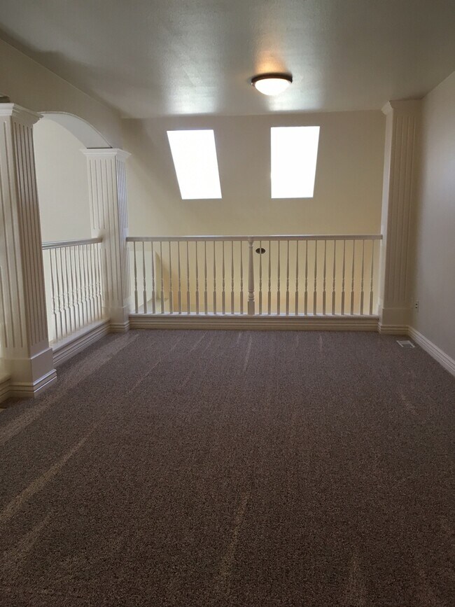 Building Photo - 576 E Riverchase Way