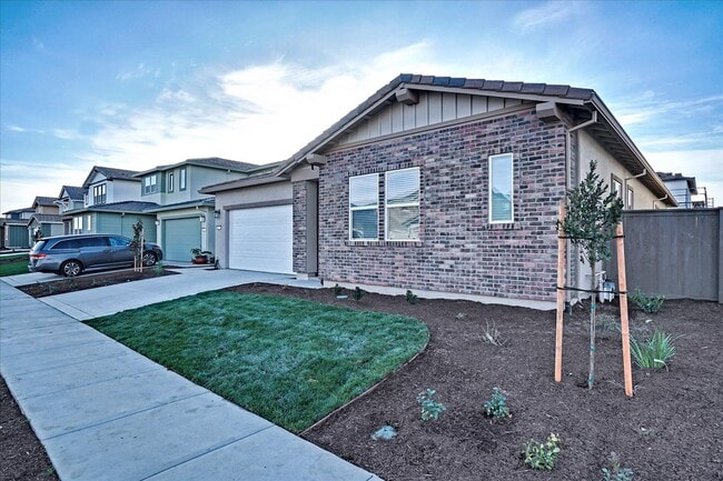Building Photo - FULLY FURNISHED - ALMOST NEW 4 BED, 2.5 BATHS, 2 CAR GARAGE, 1 STORY IN NORTH LAKE COMMUNITY, NOR...