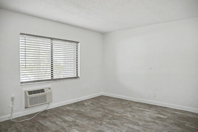 Building Photo - 2791 N Poinciana Blvd