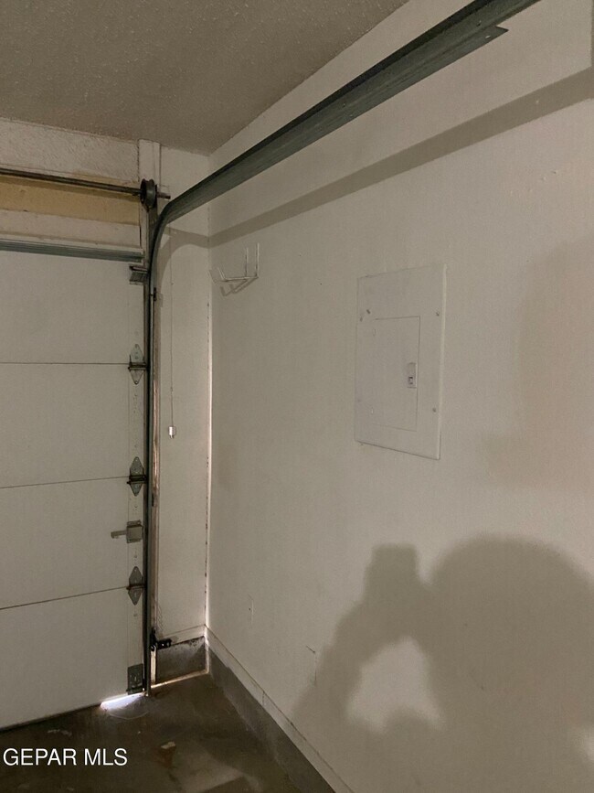 Building Photo - 6721 El Parque Dr