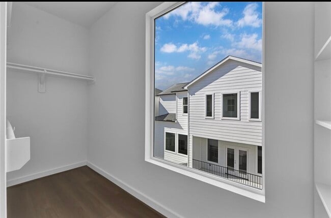 Building Photo - 207 Edgewood St