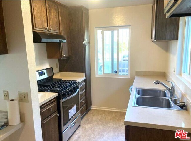 Building Photo - 3845 Westwood Blvd