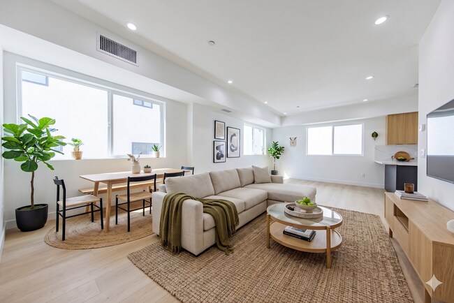 Building Photo - 2847 S Victoria Ave