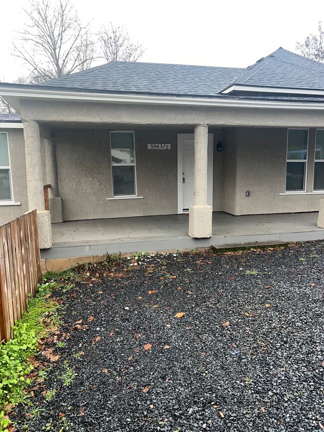 Building Photo - 1 Bed w/an Office, fenced yard, new applia...