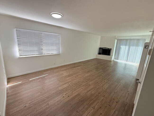 Building Photo - 4 bedroom home in LB with Large backyard now ready to rent!