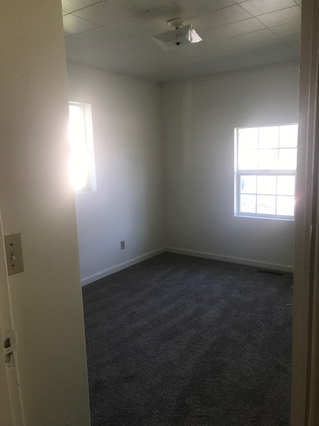 Building Photo - 2 bedroom 1 Bath