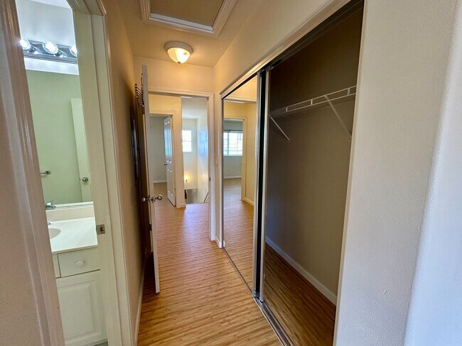 Building Photo - Spacious Townhouse with Central AC, Garage...